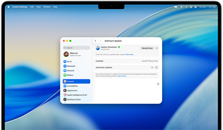 Lo schermo di un MacBook Pro 16 pollici con M4 mostra un aggiornamento software in programma nelle Impostazioni di Sistema